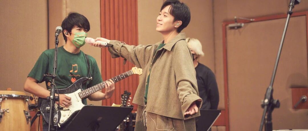 再次听到他唱《小情歌》，我直接泪奔...