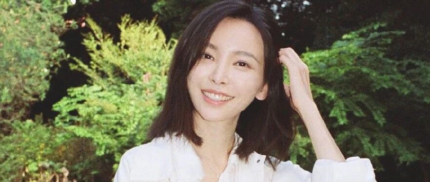 她早就从《体面》里走出来了
