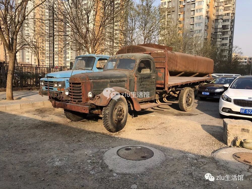 大鼻子的经典小区周边路遇报废老解放ca15