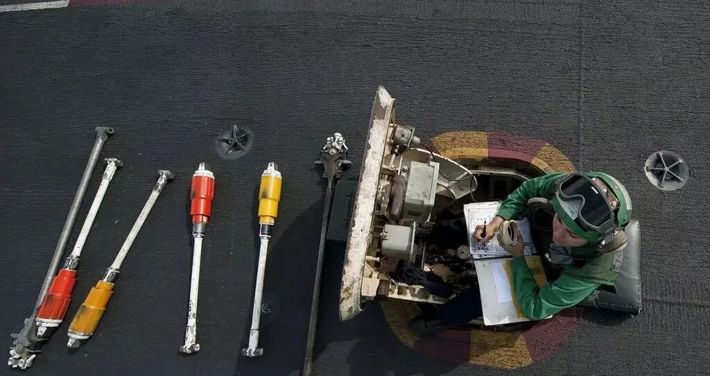 为什么航母这么难击沉？甲板到底有多厚？的图5