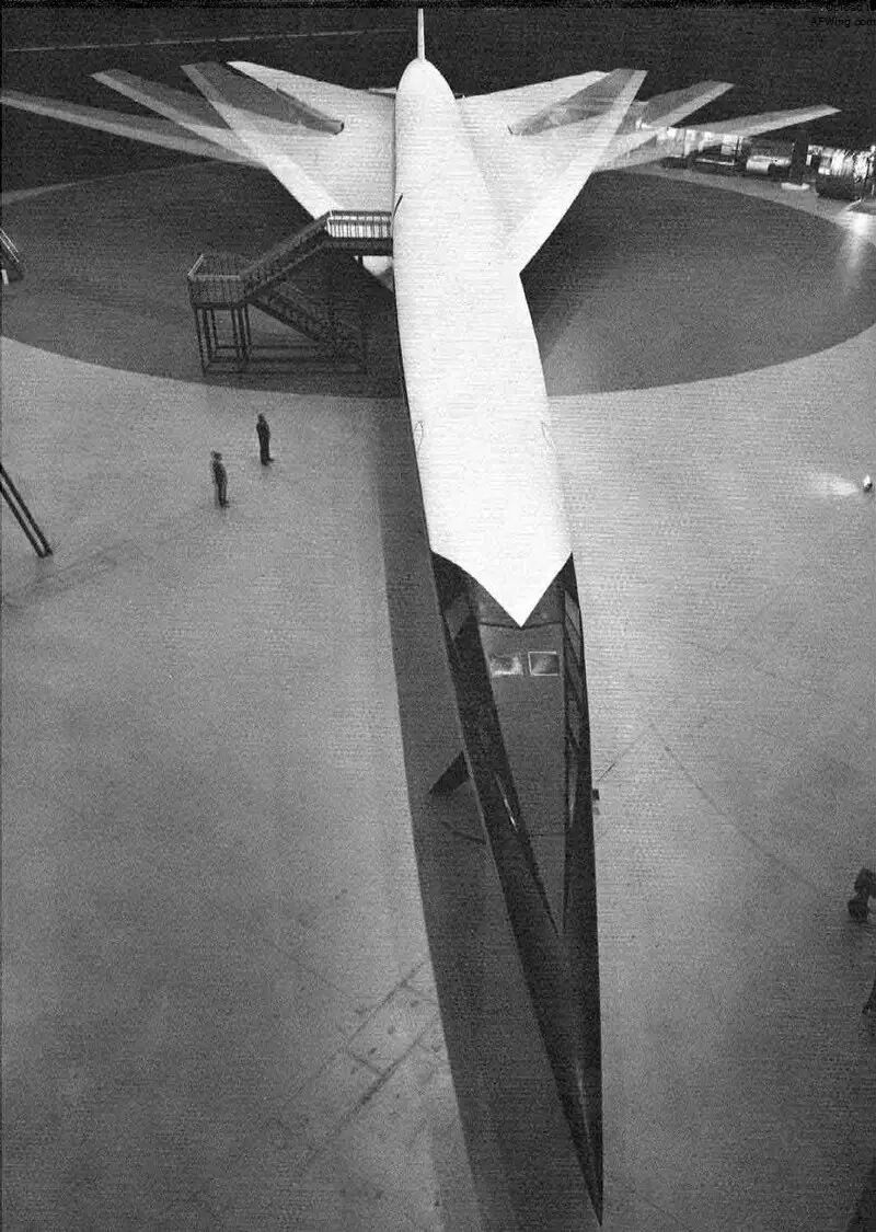 最初的波音2707设计具有可变后掠机翼