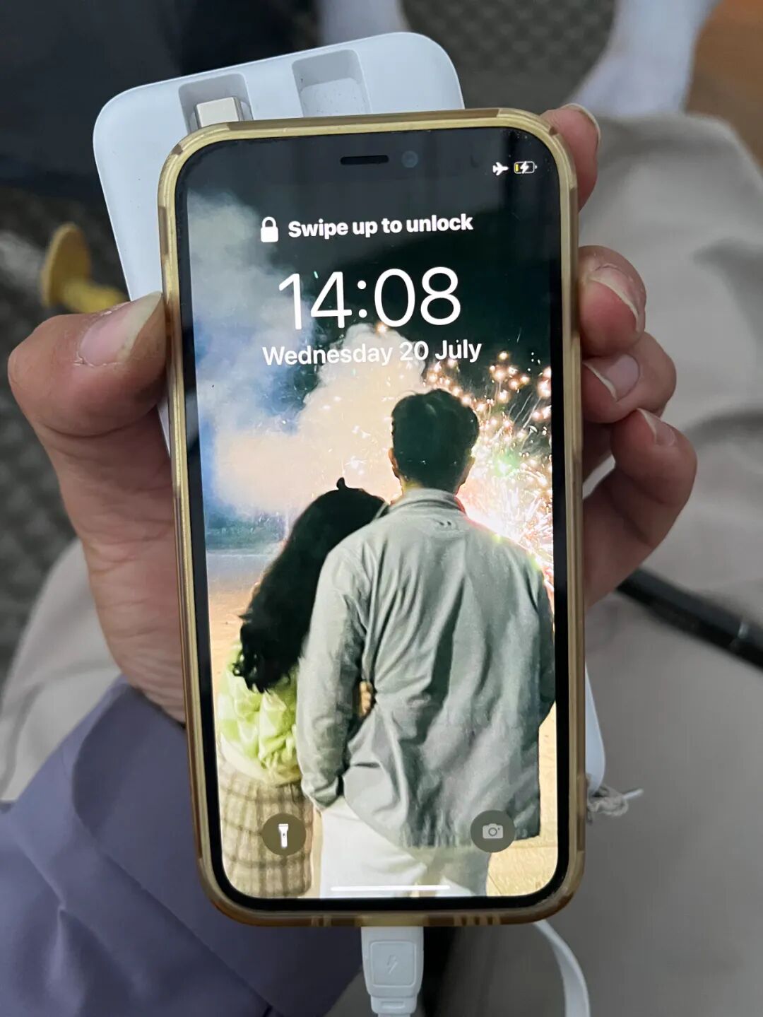 手机壁纸画面是丘盈盈和老公的背影合照。图片由受访者提供