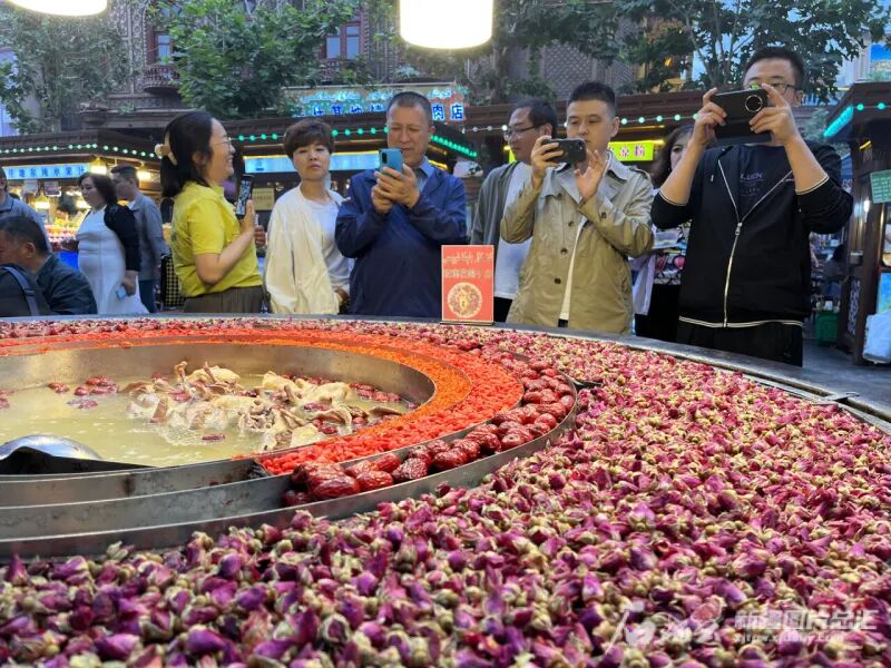 游客在汗巴扎夜市拍摄美食。（资料图）
