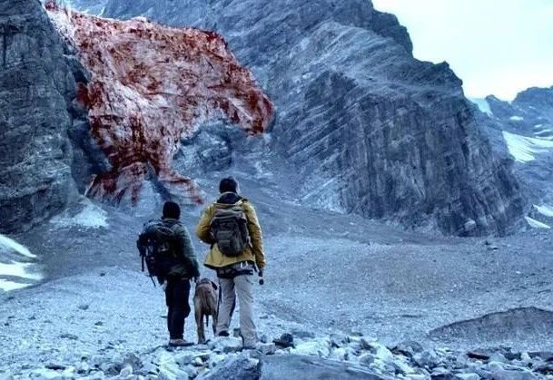 《冰川之血》科考队在北极意外发现、大雪山居然全是鲜血！