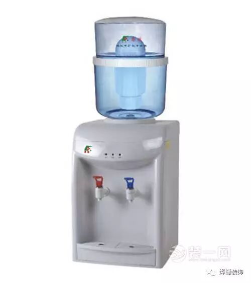 台式饮水机,一般不设消毒柜或储物柜,所以其体形较小, 移动较方便.