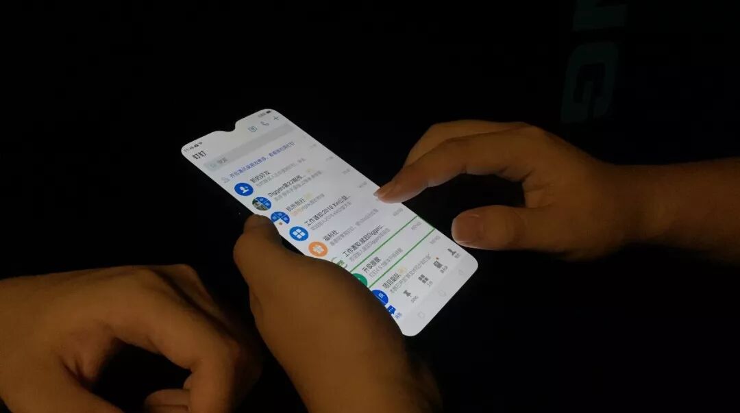 （图）体验者在使用钉钉APP