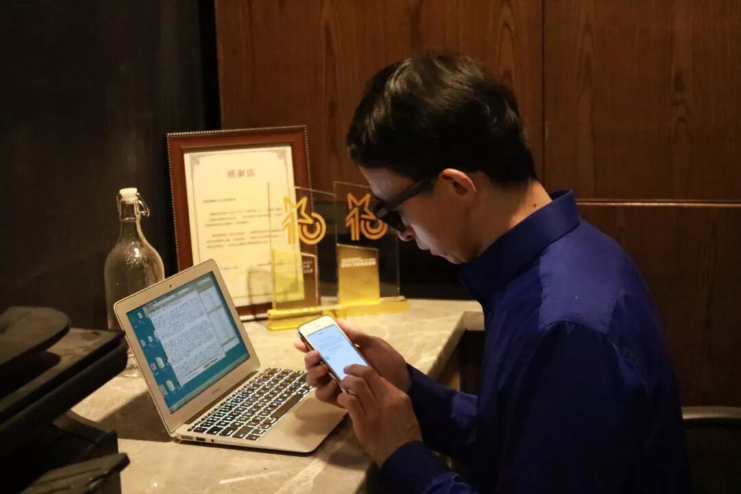 图：刘天华正在通过钉钉查找文档。