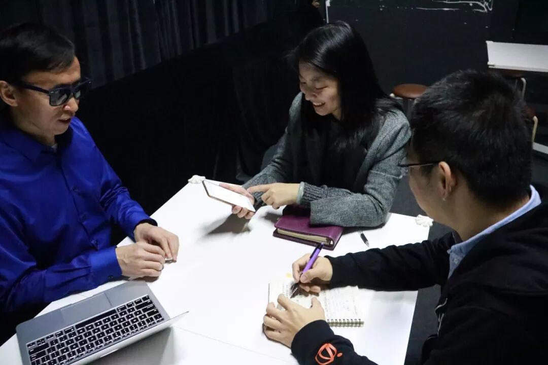 图：视障人员和健全人可以通过钉钉实现工作协同。