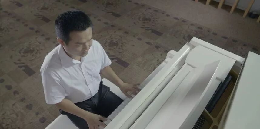 （图）传锡在试弹钢琴