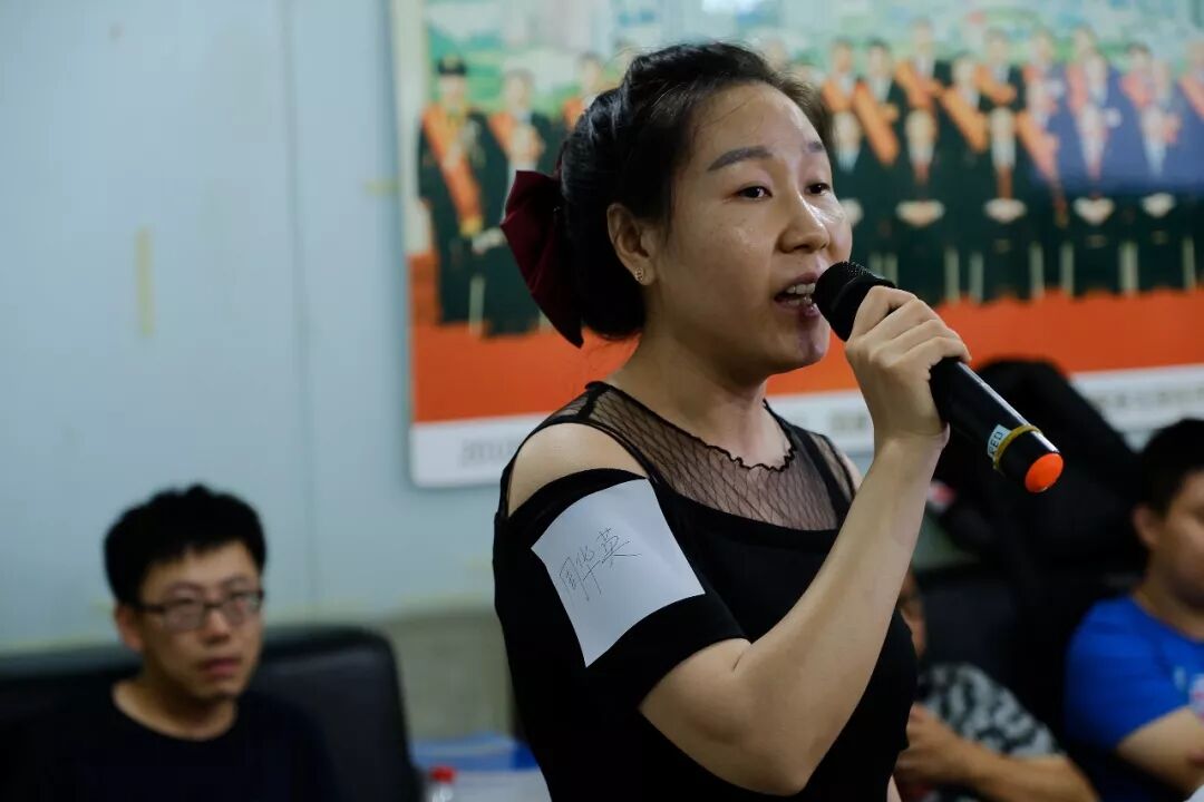 （图：周华英女士为大家献唱）