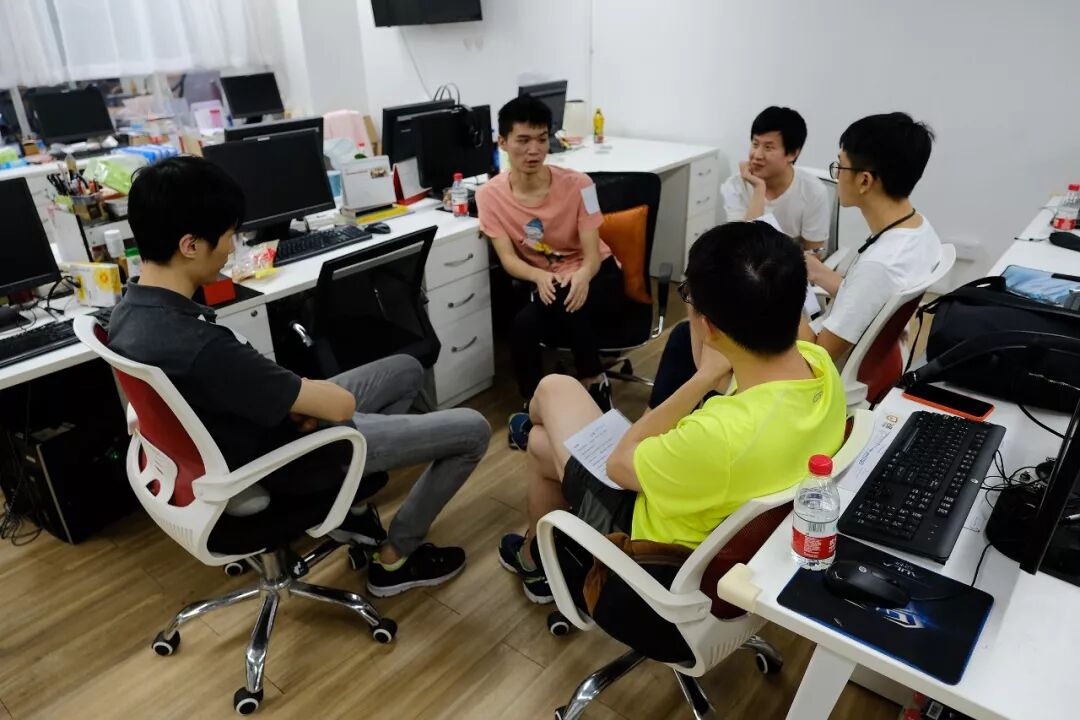 （图：MIG志愿者对视障朋友进行访谈）