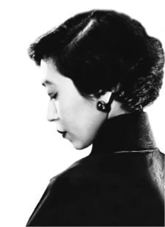 张爱玲,1920年出生于上海,是我国著名的现代女作家,从小因父母感情