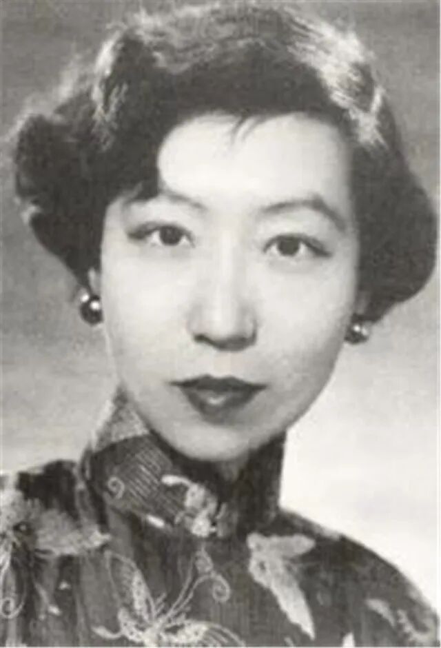 张爱玲,1920年出生于上海,是我国著名的现代女作家,从小因父母感情