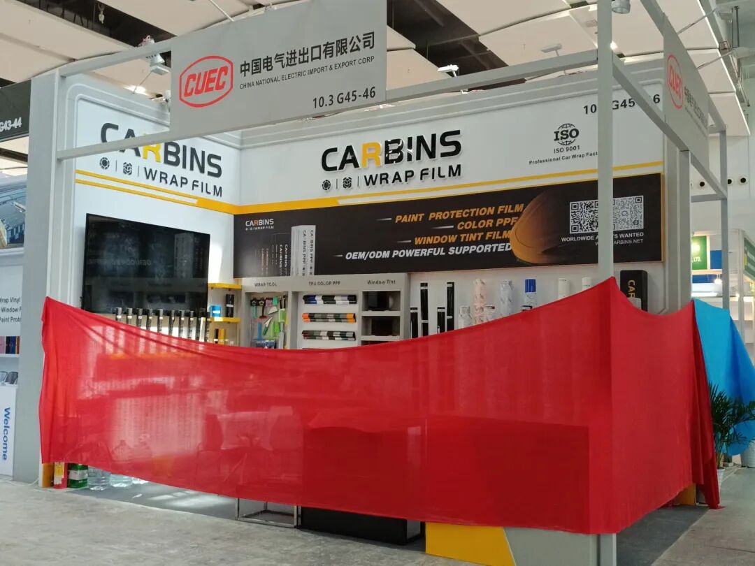 广交会展馆主入口货运通道与大型货车卸货场景