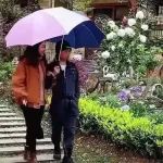 情侣雨伞也太拉轰了吧