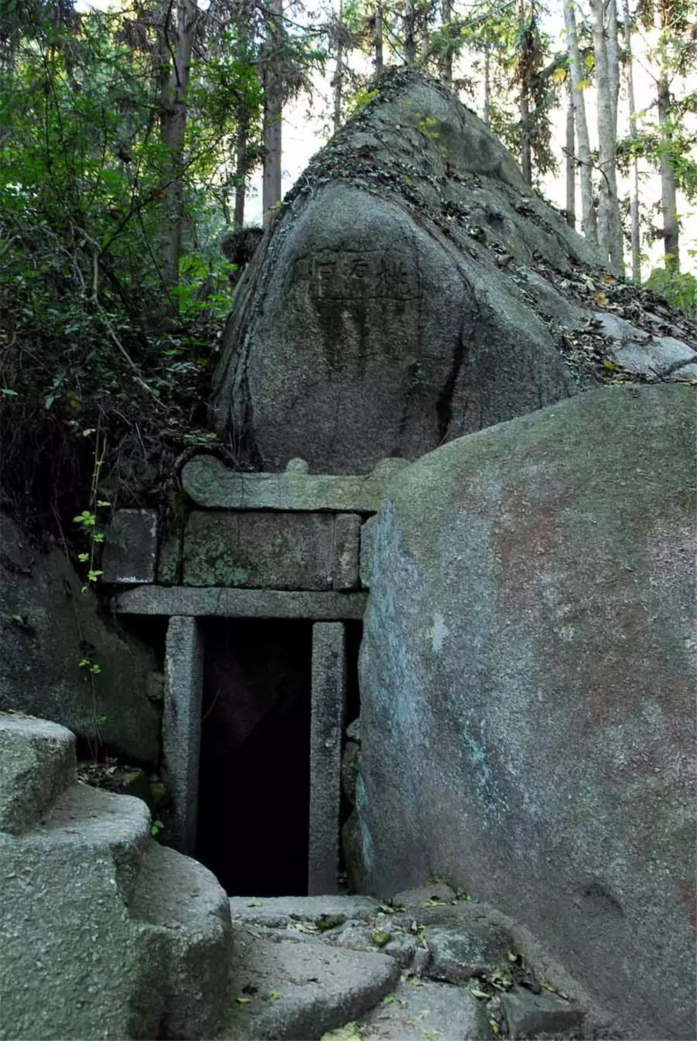 大雄寶殿.萬德莊嚴,得大自在.