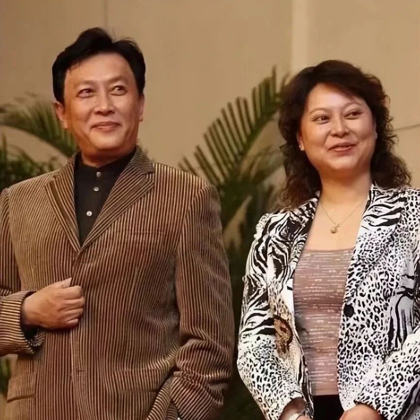 唐国强老婆胖得很有韵味,穿动物纹西装霸气又时髦,和唐国强太有夫妻相