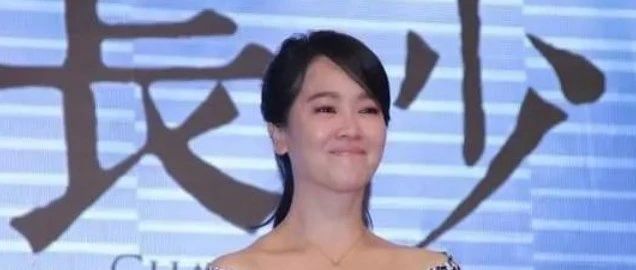 左小青真不像70后的人,穿印花裙挺有年轻人的活力感,说30岁也不过分