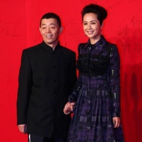 蒋雯丽和老公罕见合体,她穿格纹裙高贵甜美似公主,夫妻同框像父女