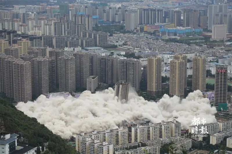 15棟樓爆破之后！隔壁小區墻卻裂了。。。的圖1