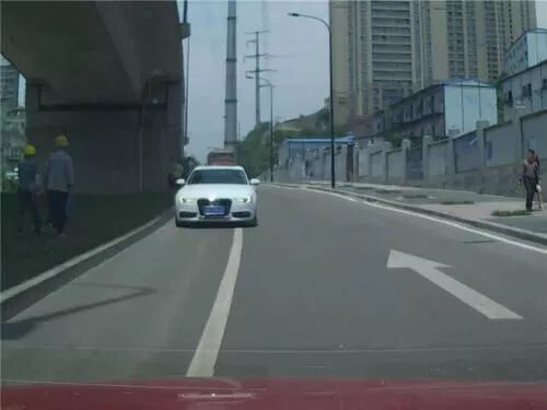 开车误入单行道咋办？交警：教你一招，既不扣分也不罚款！