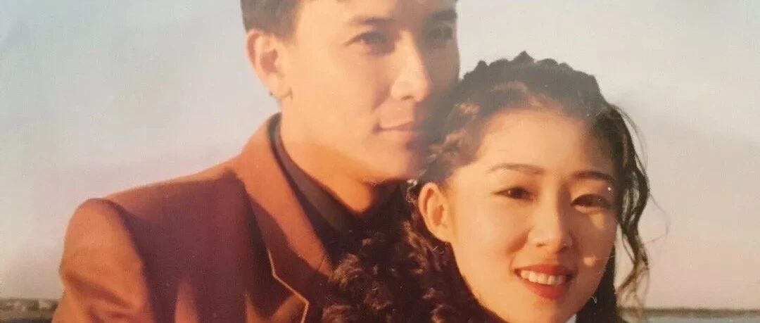 “妈，你当年咋看上我爸的？”看完爸妈的结婚照，我笑到打鸣···