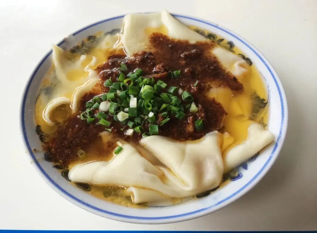 荣昌铺盖面荣昌铺盖面是闻名川渝的传统美食，因其面皮宽大像铺盖，所以