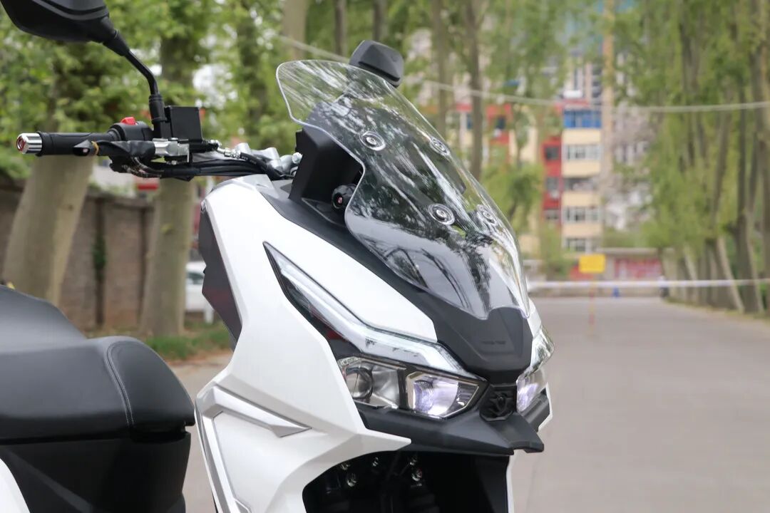 大阳2022新品发布会,15790元起,adv风格混动平踏板vrc150发布_友友