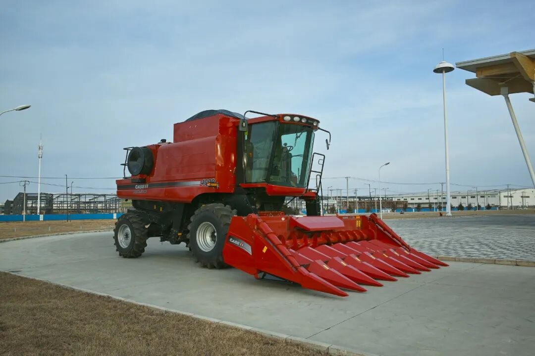 粮速度更快粮厢容积达6500升凯斯af4099大器登场气势不彰自显从容不迫