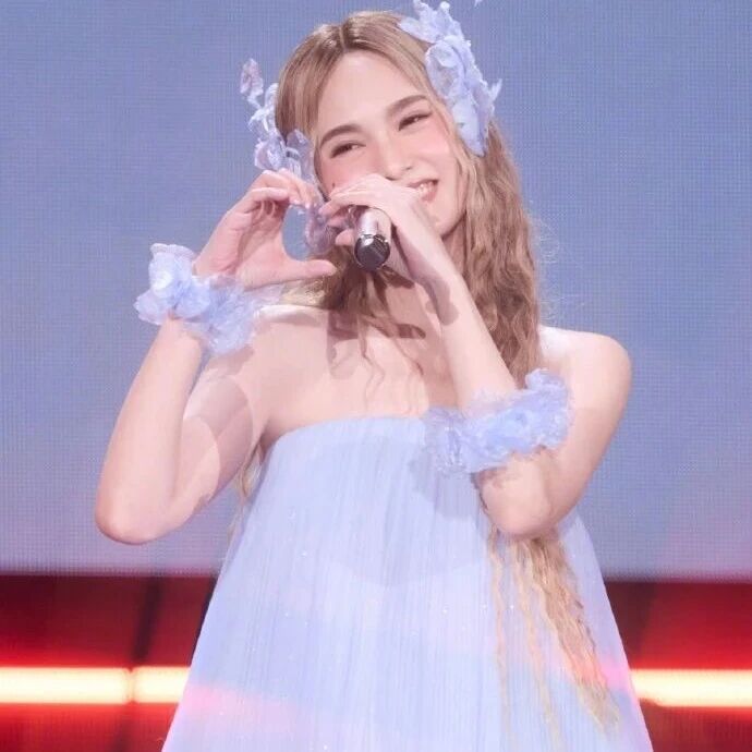 杨丞琳2026首场巡演,身穿淡紫纱裙太可爱,现场氛围超带感!