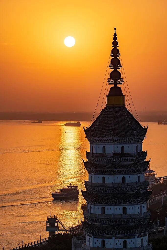 △振风塔与长江