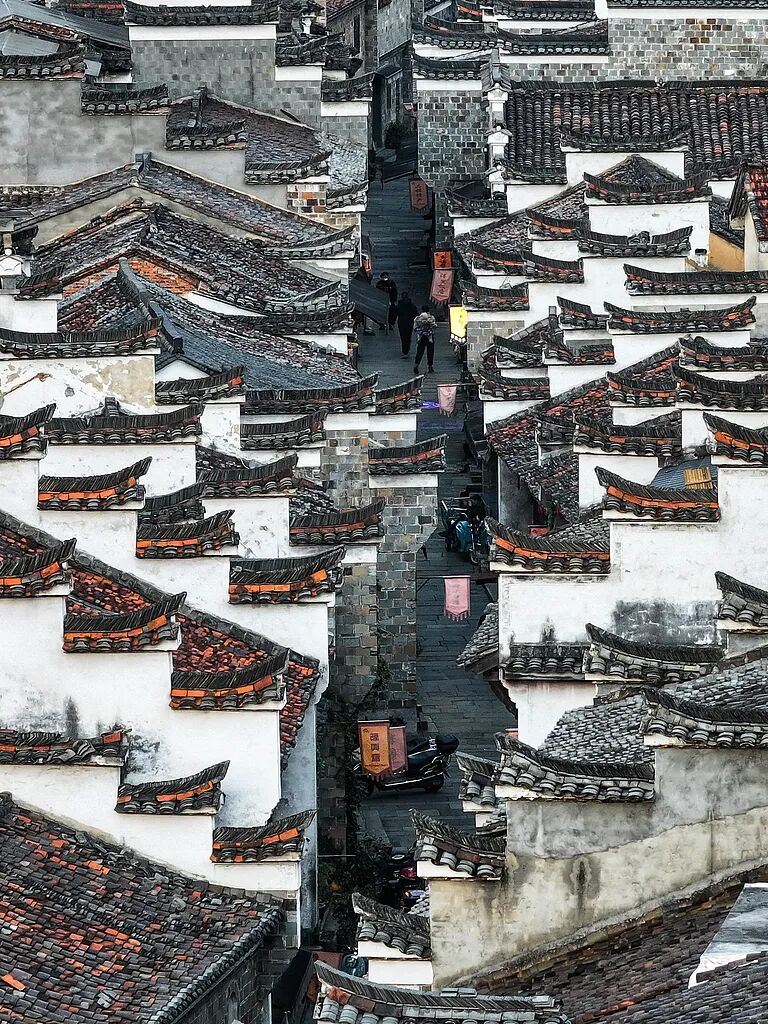 　　△仙霞古道上，往来不绝的商旅沟通着东南与内陆，廿（niàn）八都古镇容纳了闽、浙、赣、皖四省的语言与风俗。