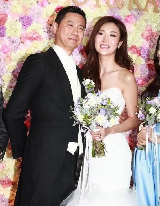 身陷整容包养丑闻，被赵薇“横刀夺爱”想自杀，带半亿闪嫁副董五年生三子！（组图） - 18