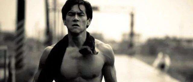 38岁彭于晏肌肉近照曝光，人生下半场，不拼颜值拼健康！