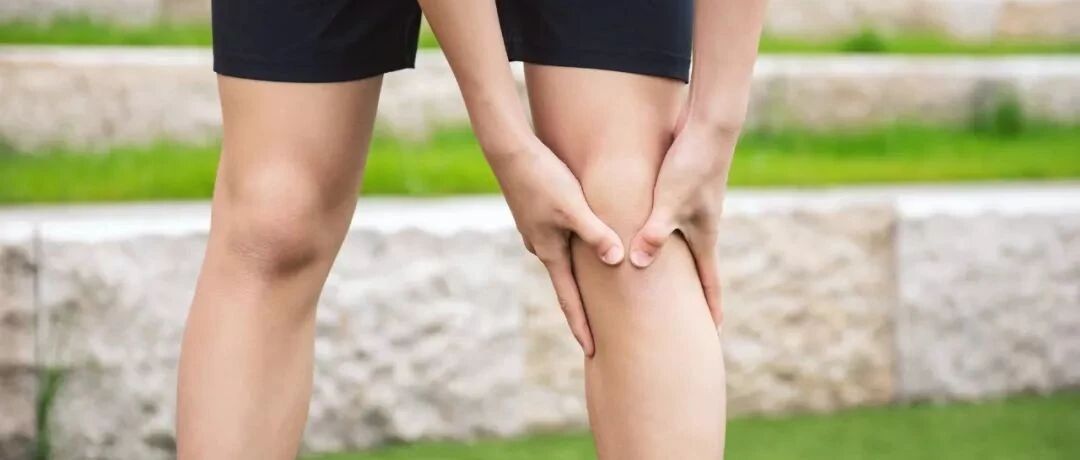 运动时膝关节咔咔响，还能跑步吗？其实真相很简单！