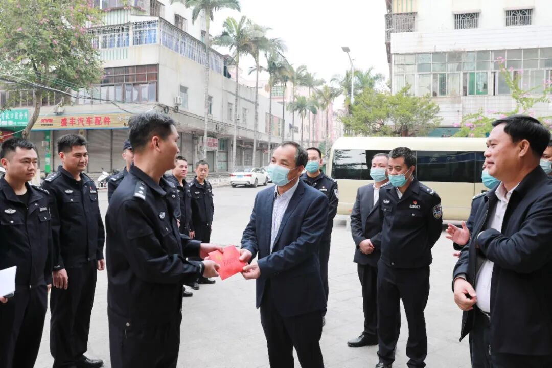 随后,黄建平来到茂名高铁南站,与执勤民警一一握手,向他们表示亲切