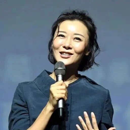 她被医生断言活不过38岁，情史混乱不堪，如今48岁仍未嫁，她是谁？