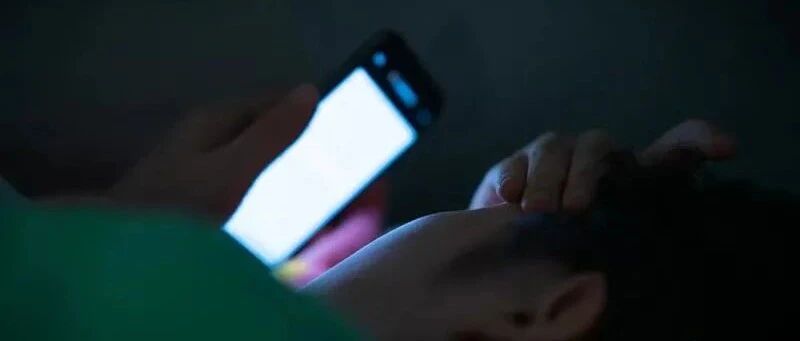 长时间玩手机竟会引发脑梗？这几种习惯，真不是闹着玩的！