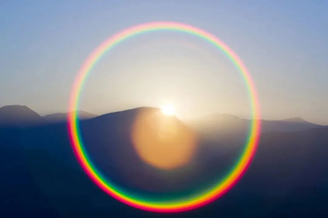 虹视又称虹彩视,指围绕光源出现色彩鲜明的色环.