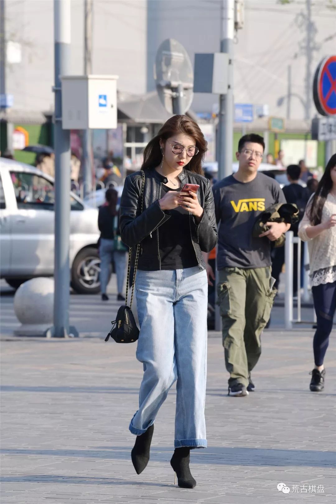 穿尖头细跟高跟靴的老妇女图_尖头细跟高跟短靴_尖头细跟超簿短肉丝高跟