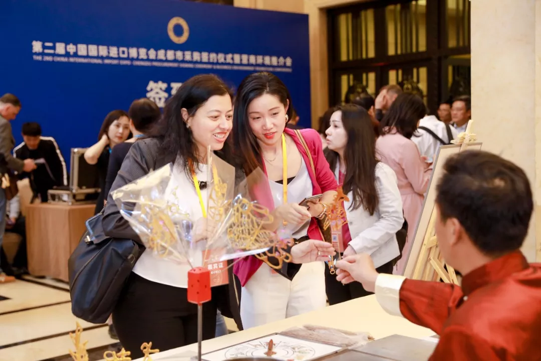 进博会开幕前一天 成都推介会赢得31次掌声 进博会开幕前一天 成都推介会赢得31次掌声