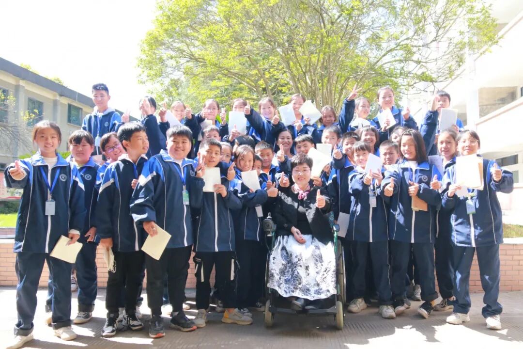 四把钥匙开启幸福人生——“亲情中华”李丽主题巡讲走进浏阳岩前中学