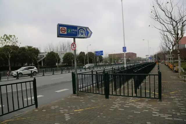 答 : 从张江返回金科路站的短驳公交上客地点在祖冲之路上(靠近科苑路