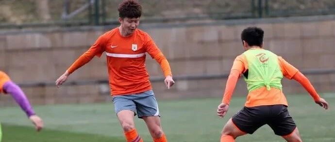 泰山队热身赛0-1海牛，又一名外援抵达青岛开始隔离