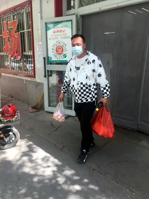 "4月19日,居住在石河子市老街街道白杨小区和慧苑9栋的退休教师李华