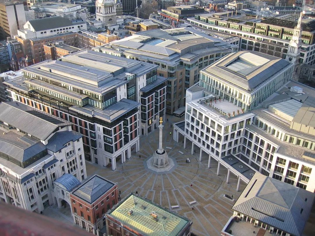 总部大楼位于伦敦的中心地段,临近英格兰银行街圣保罗大教堂和圣