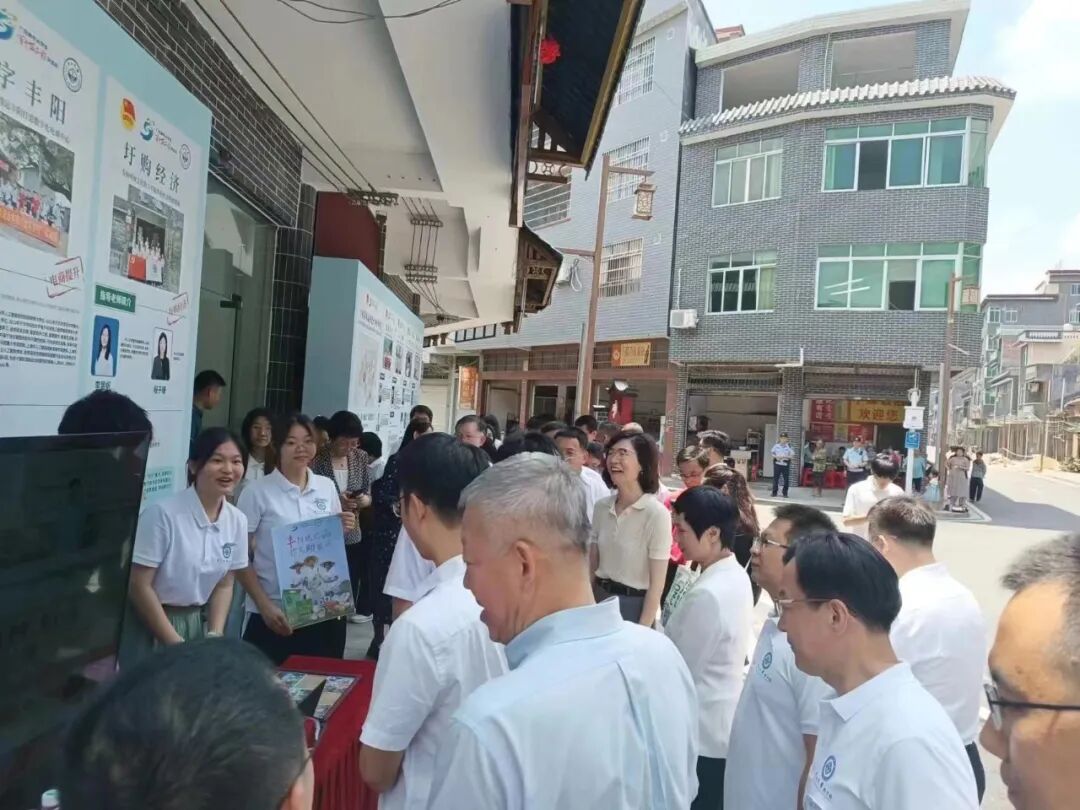 实践团师生代表向学校党委书记陈春声教授做项目汇报