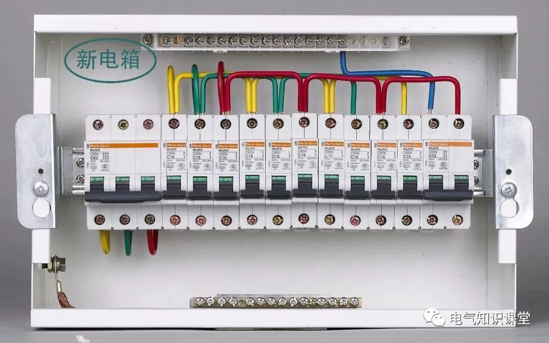 电气图纸中没有给配电箱准确的尺寸，那么怎么确定配电箱的尺寸？的图1