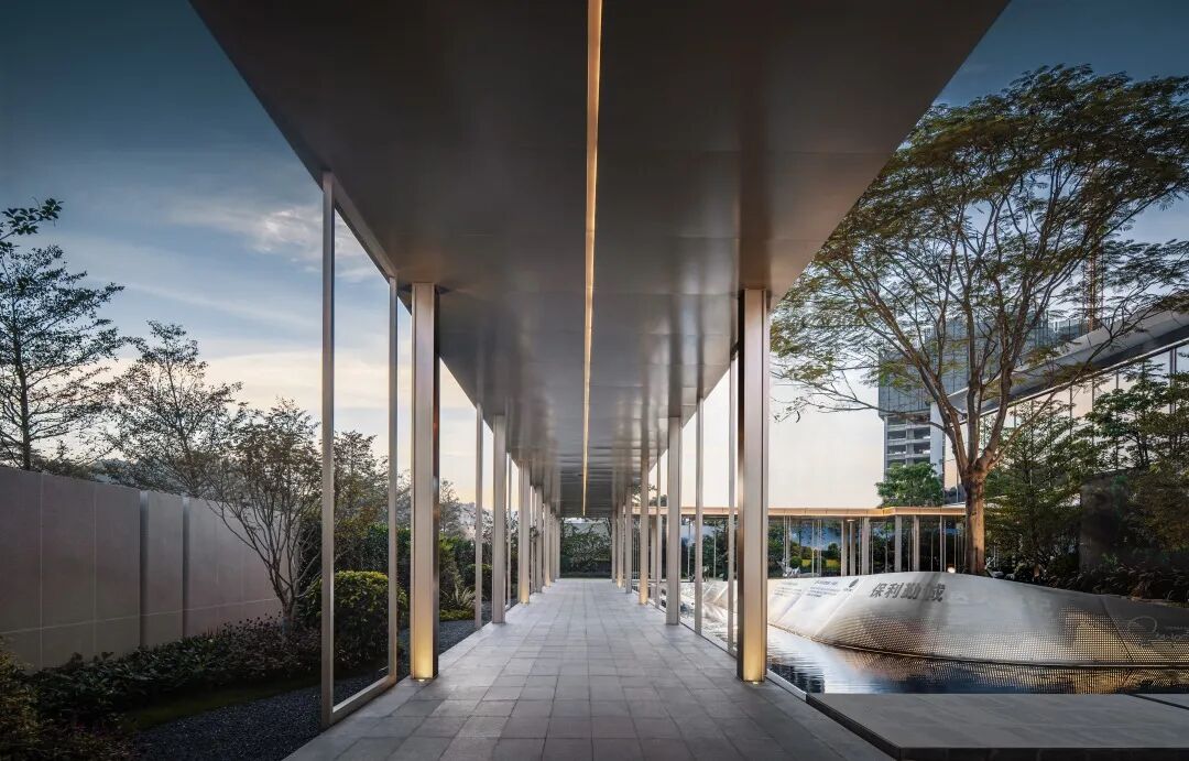 项目中庭时光长廊时光长廊的一侧是保达大事记景墙,记录着保利,勤诚达