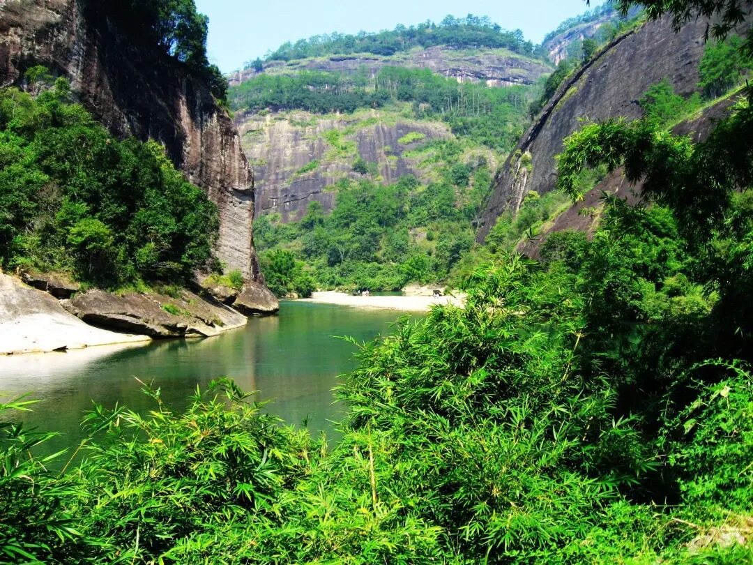 山挟水转，水绕山行，每一曲都有不同景致的山水画意